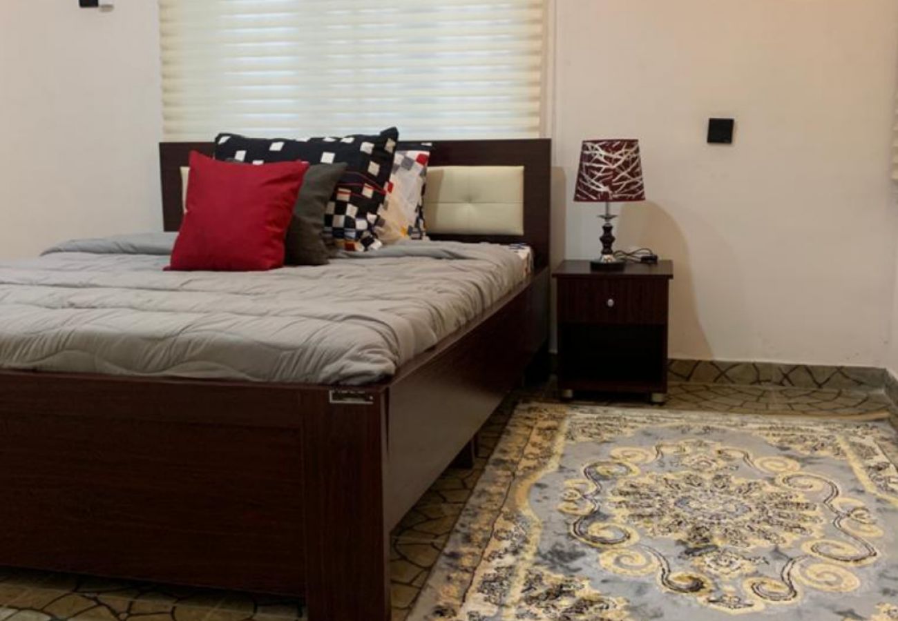 Apartment in Lekki - Well Furnished 3 bedroom apartment-Olushola Harris Way Lekki Scheme 2