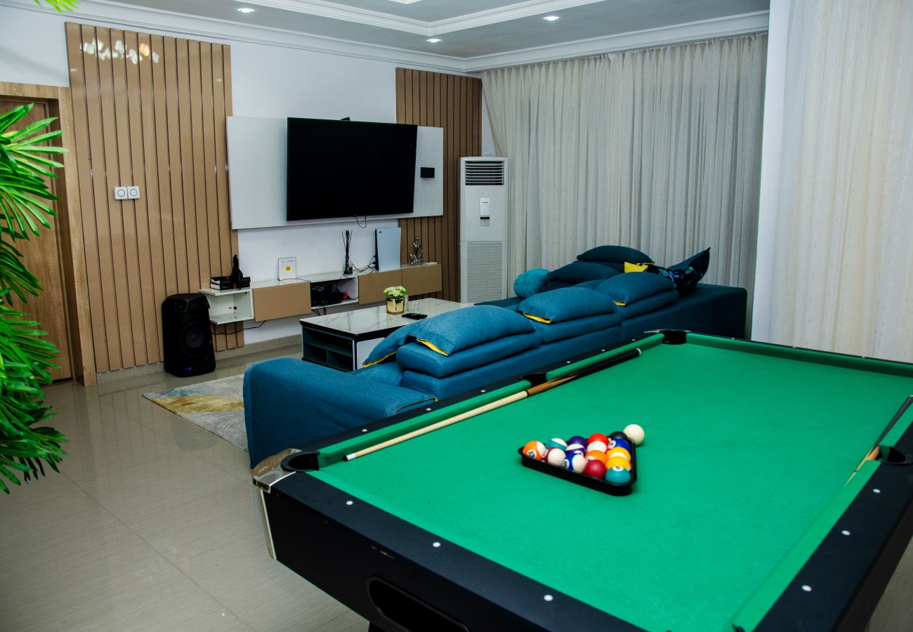 House in Lekki - Grand 4 Bedroom Terrace Home with Snooker at Jakande, Osapa London