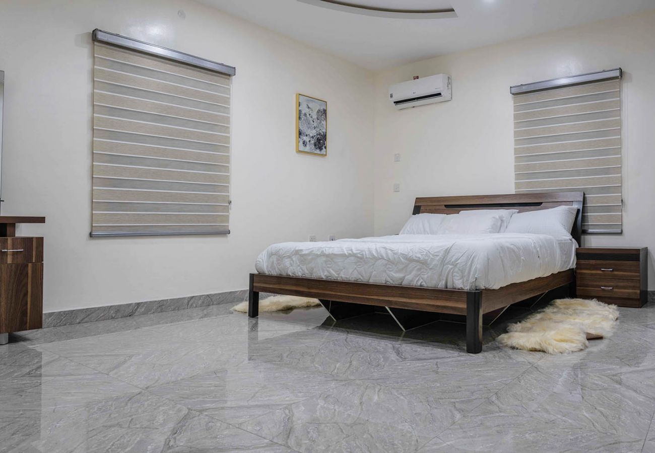 Apartment in Owerri - Decent 5 Bedroom Presidential Combo Apartment -  Off Okwu-Uratta Road, IMSU Back Gate,Owerri