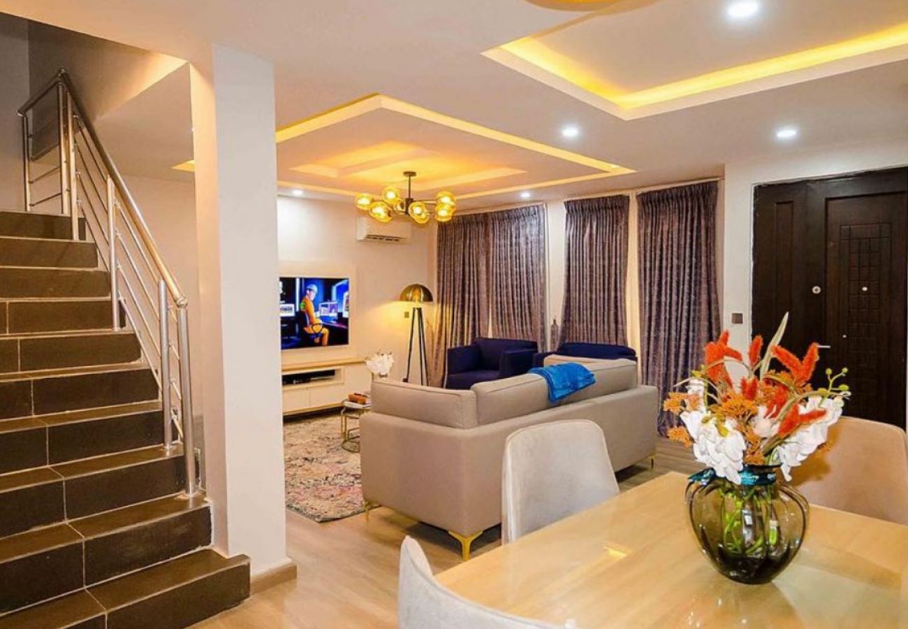 Apartment in Lekki - Attractive 3 bedroom apartment with snooker | eleganza bus stop lekki. (inverter)