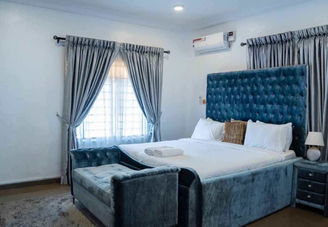 Apartment in Lagos - Entrancing 3 bedroom apartment  by ebeano supermarket oniru victoria island.