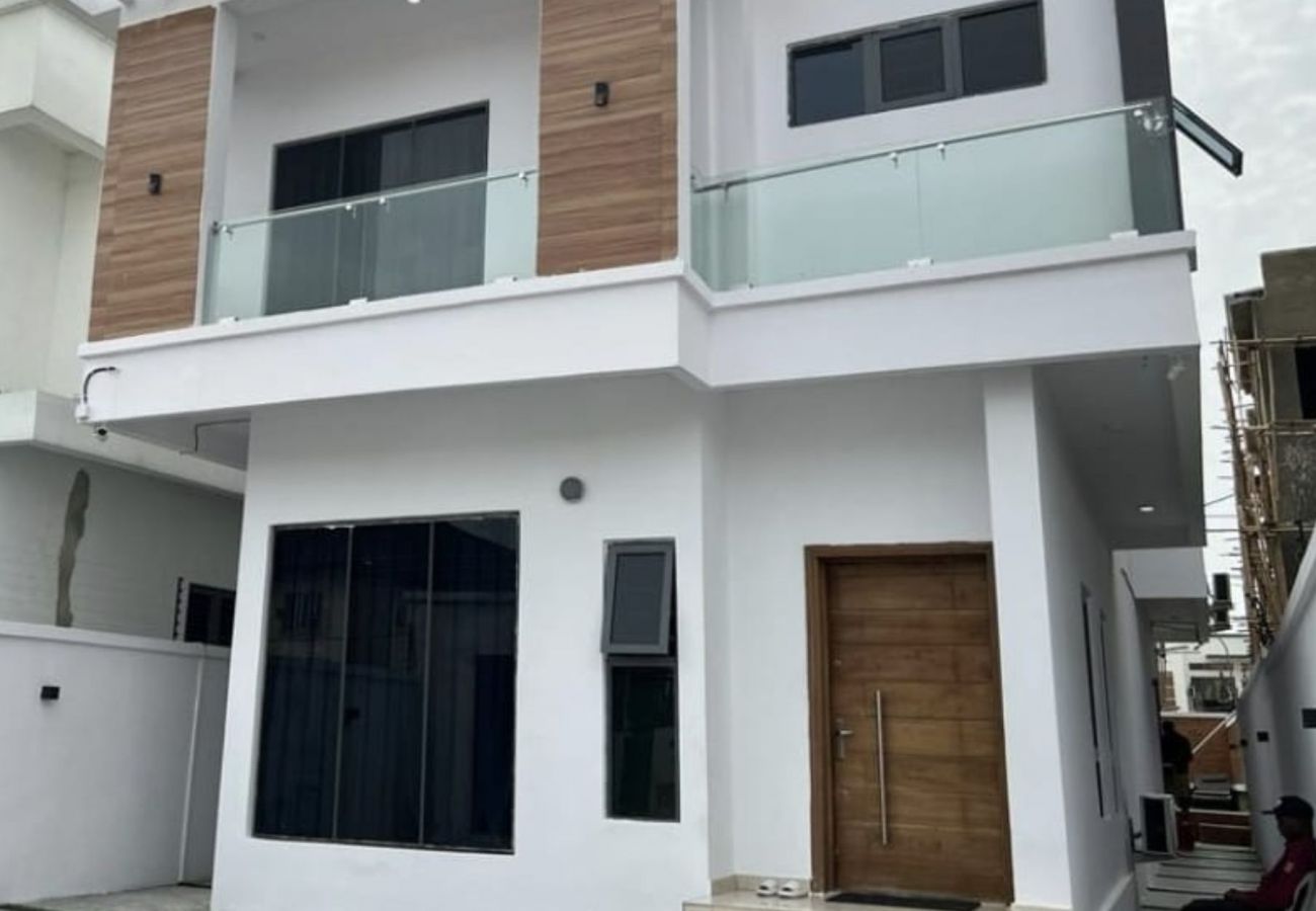 House in Lagos - Classic 4 Bedroom with a swimming pool in Lagos, Ajah (Inverter)
