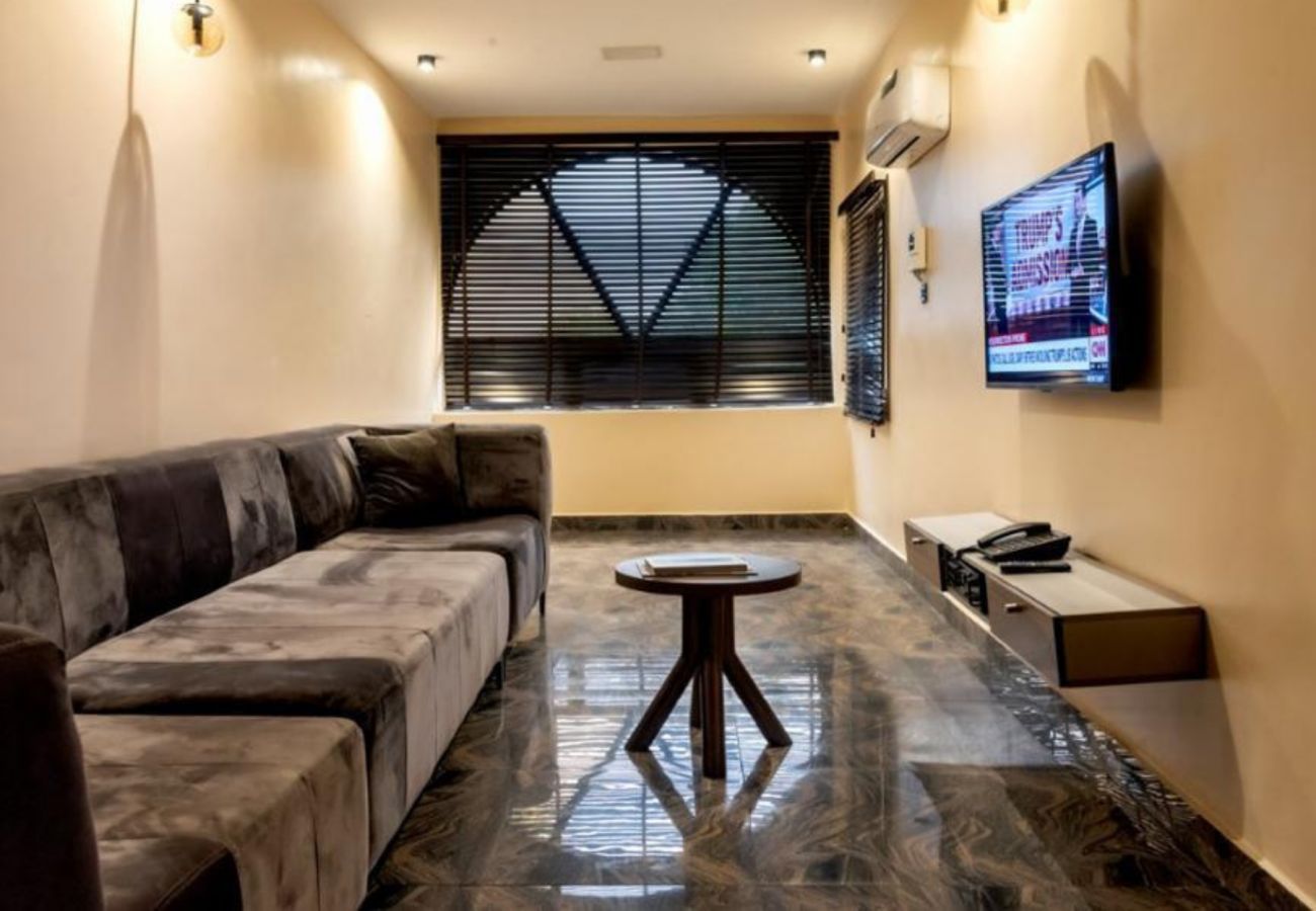 House in Lagos - Enchanting 3-bedroom apartment | Adeniyi Jones avenue, Ikeja(inverter)