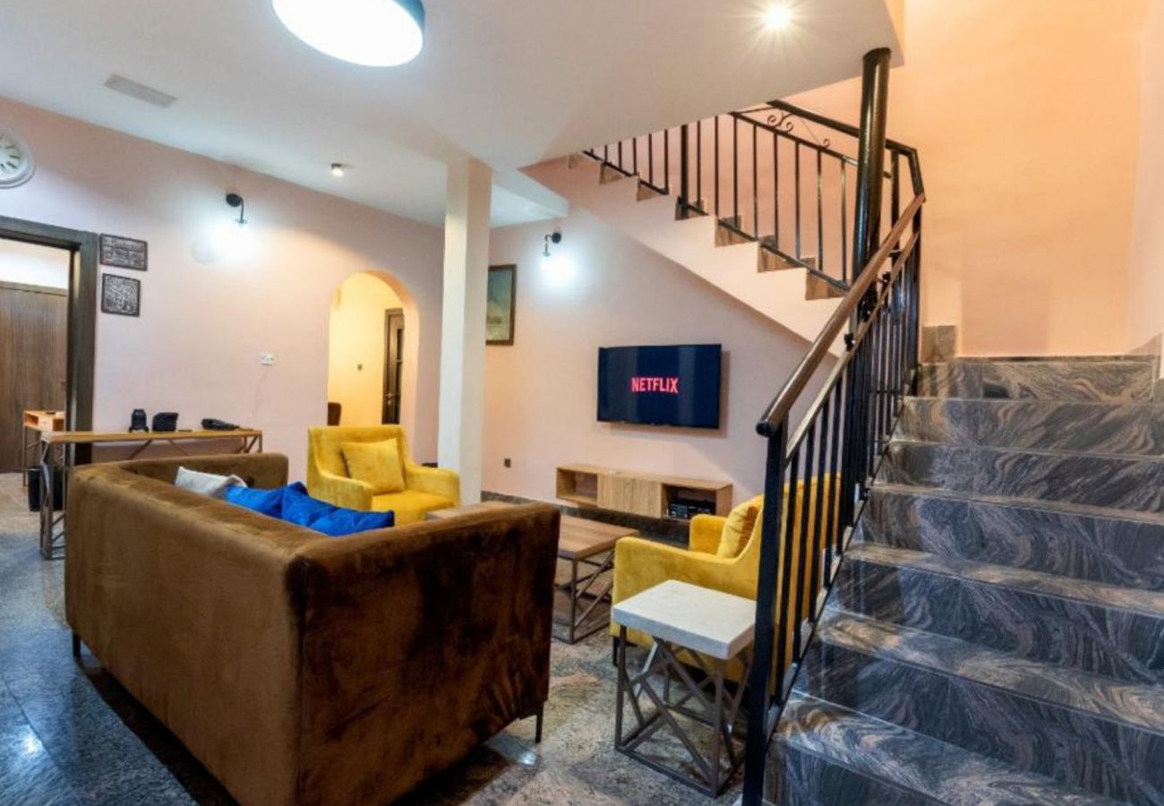 House in Lagos - Enchanting 3-bedroom apartment | Adeniyi Jones avenue, Ikeja(inverter)