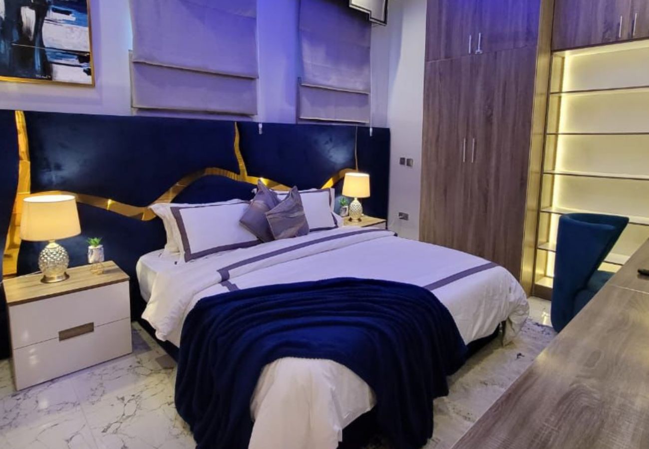 Apartment in Lagos - Elegantly-styled 3-Bedroom apartment | opposite LBS Ajah (Inverter)