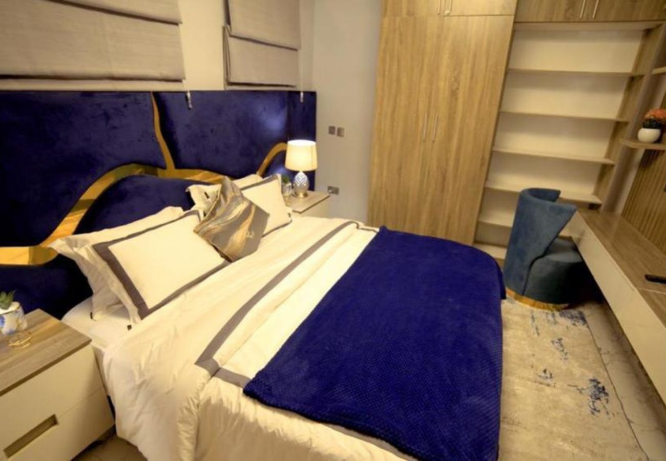 Apartment in Lagos - Elegantly-styled 3-Bedroom apartment | opposite LBS Ajah (Inverter)