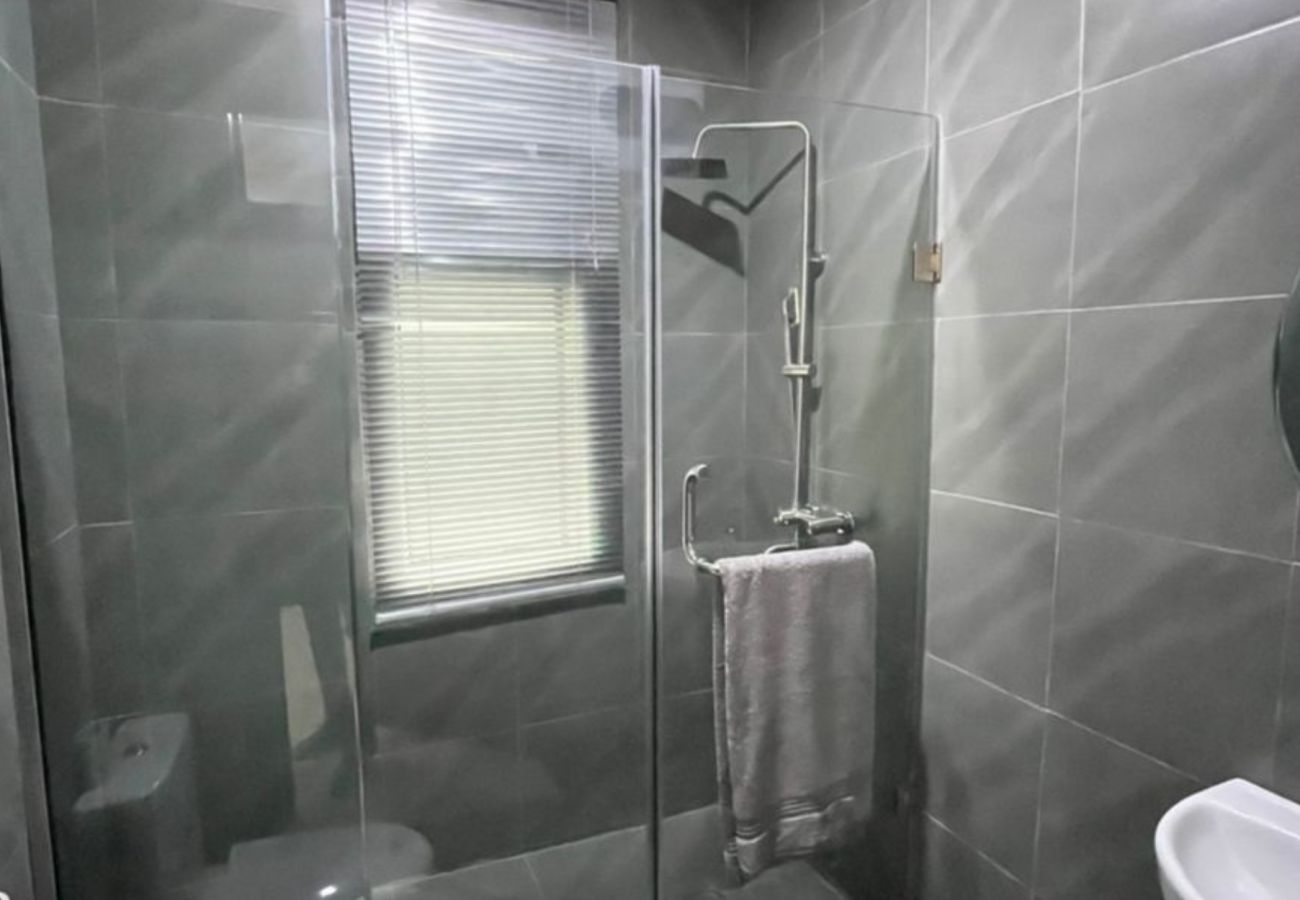 Apartment in Lekki - Charming 1-bedroom apartment with swimming pool and gym | Lekki Phase 1 (Inverter)