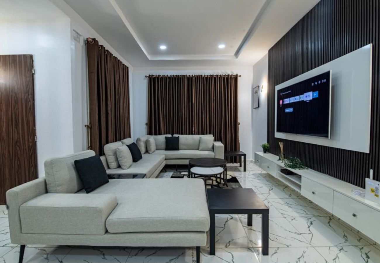 Apartment in Abuja - Exquisitely-styled 4 bedroom apartment with a garden