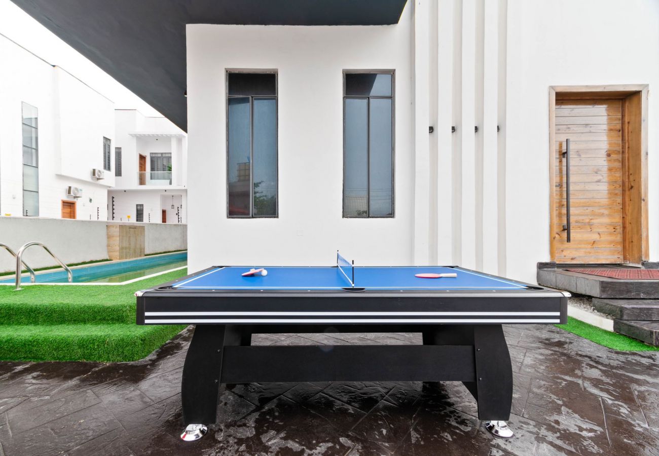 House in Lekki - Luxurious 4-bedroom duplex with swimming pool, snooker and pool table | Ologolo, Lekki