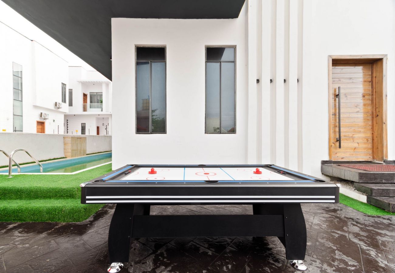 House in Lekki - Luxurious 4-bedroom duplex with swimming pool, snooker and pool table | Ologolo, Lekki