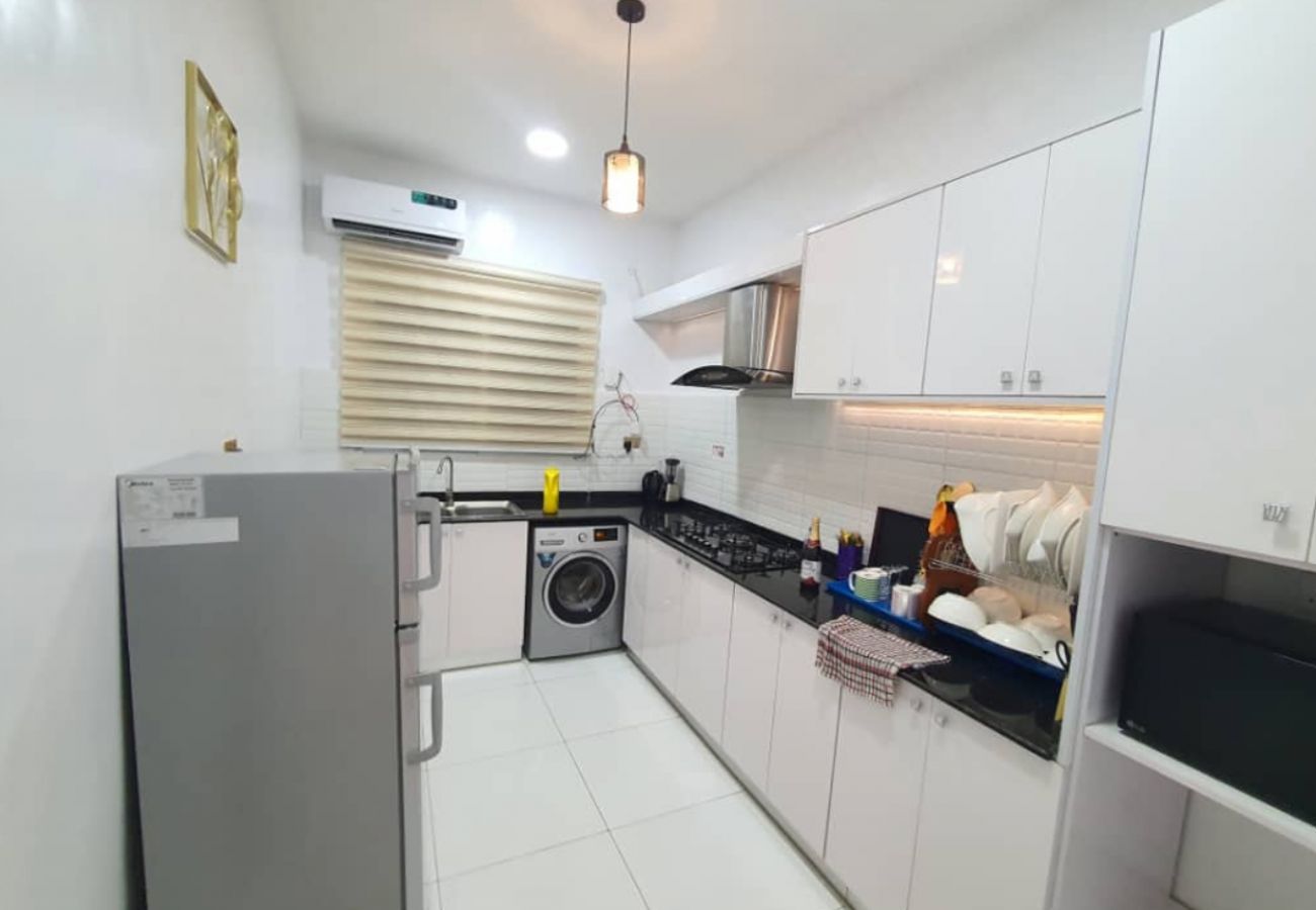 Apartment in Lekki - Alluring 3 bedroom apartment with a swimming pool and gym| Muritala eletu way, Osapa London