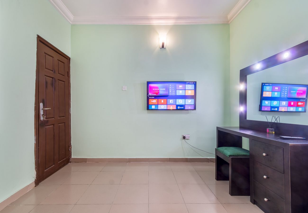 Apartment in Lekki - Fancy 2 bedroom with ps4 and a swimming pool | chisco bus stop Lekki. (inverter)