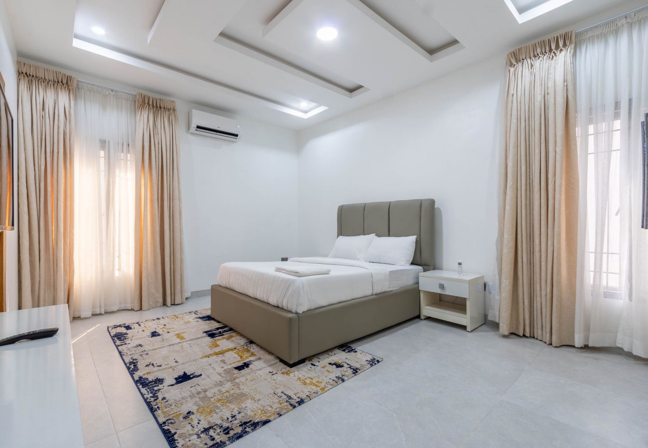 Apartment in Lekki - Charming  5 bedroom apartment with swimming pool | Lekki phase 1,