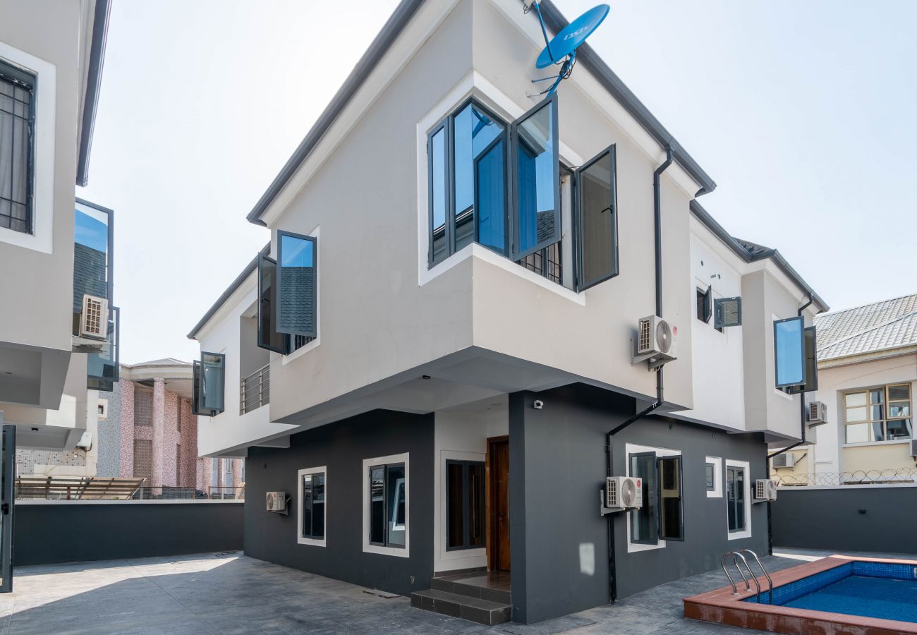 Apartment in Lekki - Charming  5 bedroom apartment with swimming pool | Lekki phase 1,