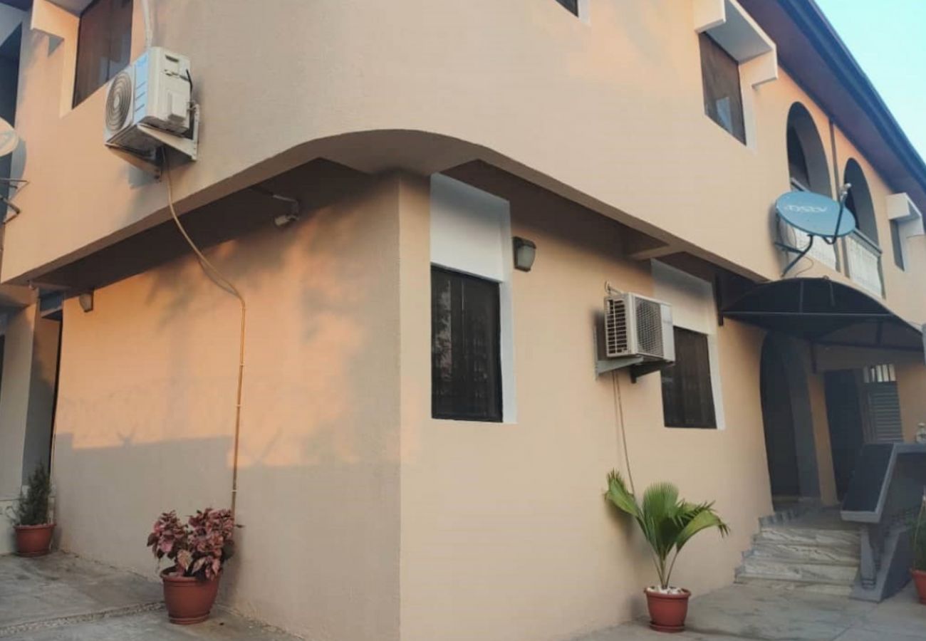 Apartment in Abuja - Premium 1-bedroom with courtyard and board games (inverter)