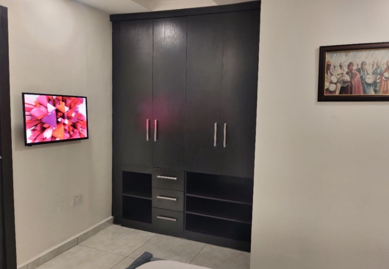 Apartment in Abuja - Premium 1-bedroom with courtyard and board games (inverter)