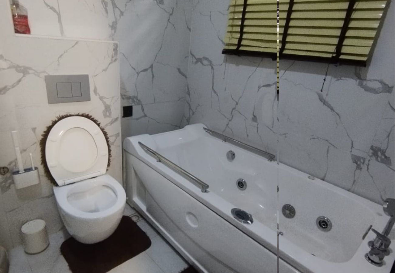 Apartment in Lagos - Adorable 3 bedroom apartment with swimming pool and gym |  off Alfred Rewane road, ikoyi 