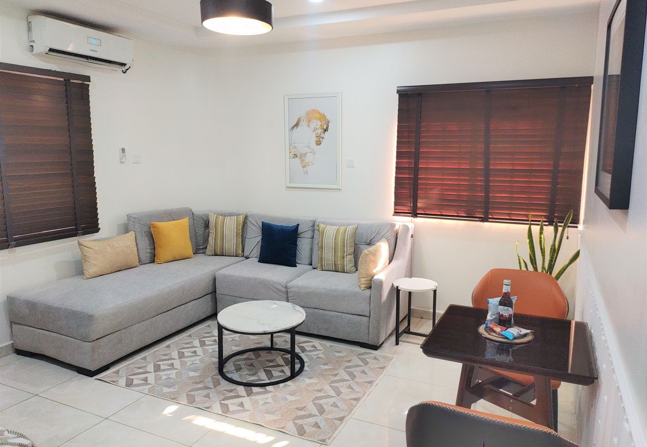 Apartment in Abuja - Contemporary - 1 Bedroom Apartment With Courtyard And Patio | Wuse 2