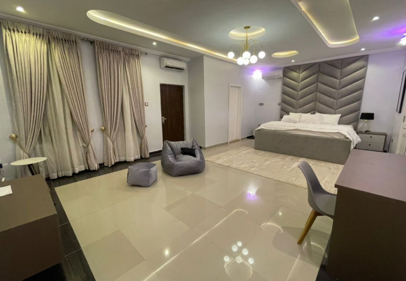 Apartment in Lekki - Elegant 6-bedroom apartment with swimming pool and gym | ikate lekki (inverter)