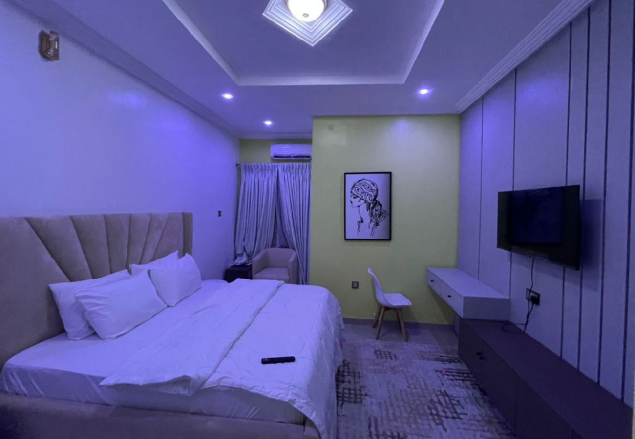Apartment in Lekki - Elegant 6-bedroom apartment with swimming pool and gym | ikate lekki (inverter)