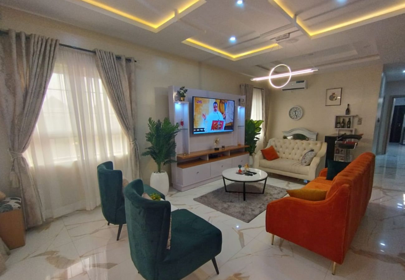 House in Lekki - Luxury 3 bedroom with swimming pool, gym and snooker board| Osapa london