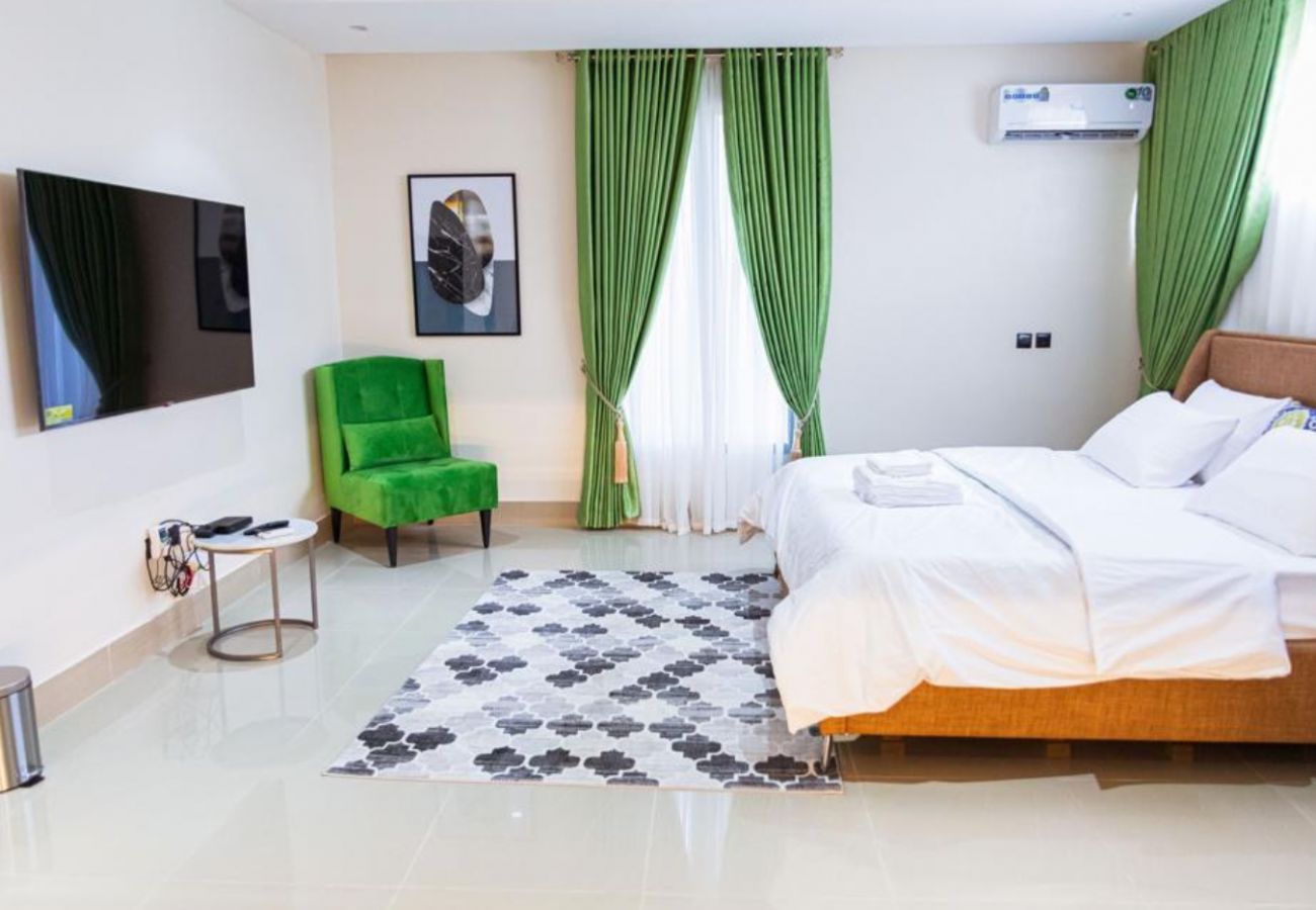 Apartment in Lekki - Elegantly styled 2-bedroom apartment with a pool and gym| Lekki phase 1